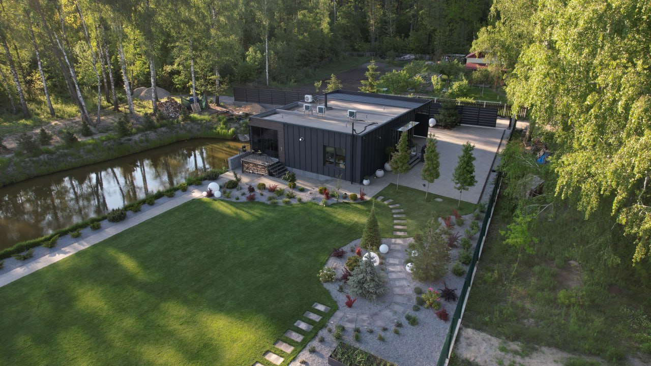 Blick von oben auf Haus und Garten